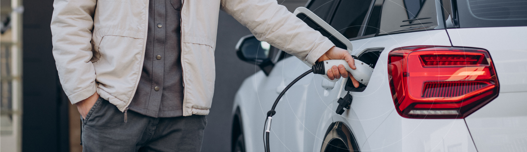 man staat bij laadstation en is zijn auto vol aan het laden en gebruikt een laadpas